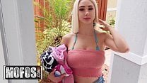 Клип Skylar Vox в сексуальном нижнем белье и сексуальной короткой юбке