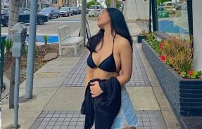 Интенсивная стимуляция Ly Ly во многих странных позициях