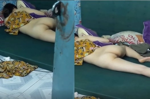 Ngắm hoa em gái trong phòng không khóa cửa